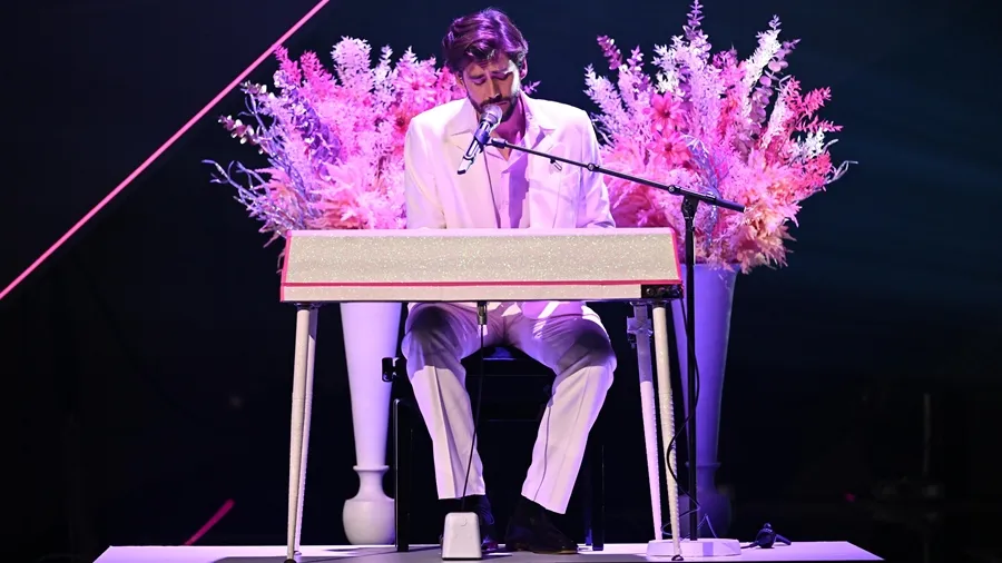 Staying Alive - Stars singen mit Legenden