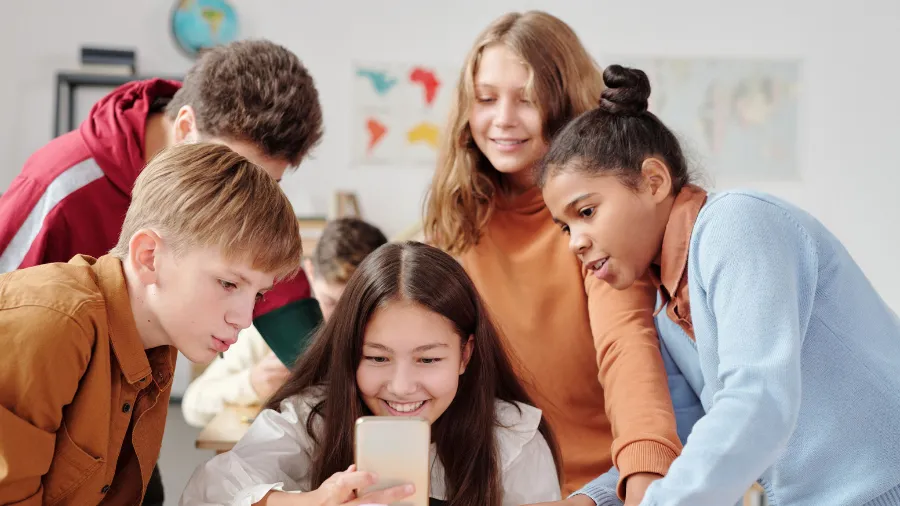 Übergang zur weiterführenden Schule – erstes Smartphone, WhatsApp & Social Media - extra.landingImage