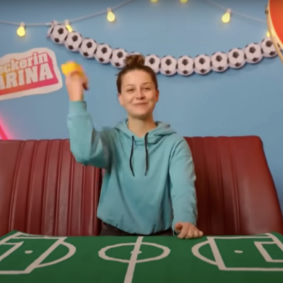 Der Fußball-Check | Reportage für Kinder | Checkerin Marina - extra.image