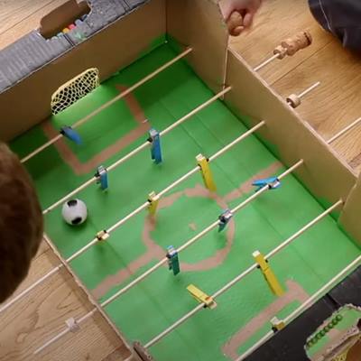 Bastian und Tobias basteln einen Tischkicker | KiKANiNCHEN - extra.image