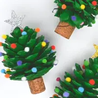 Weihnachtsbäume aus Kiefernzapfen | onelittleproject - extra.image