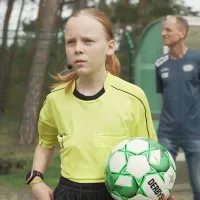 Loreley wird Fußballschiedsrichterin | Schau in meine Welt! | KiKA.de - extra.image