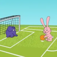 Kinder beim Fußballtraining & Spot Elefant als Torhüter | Der Elefant | WDR - extra.image